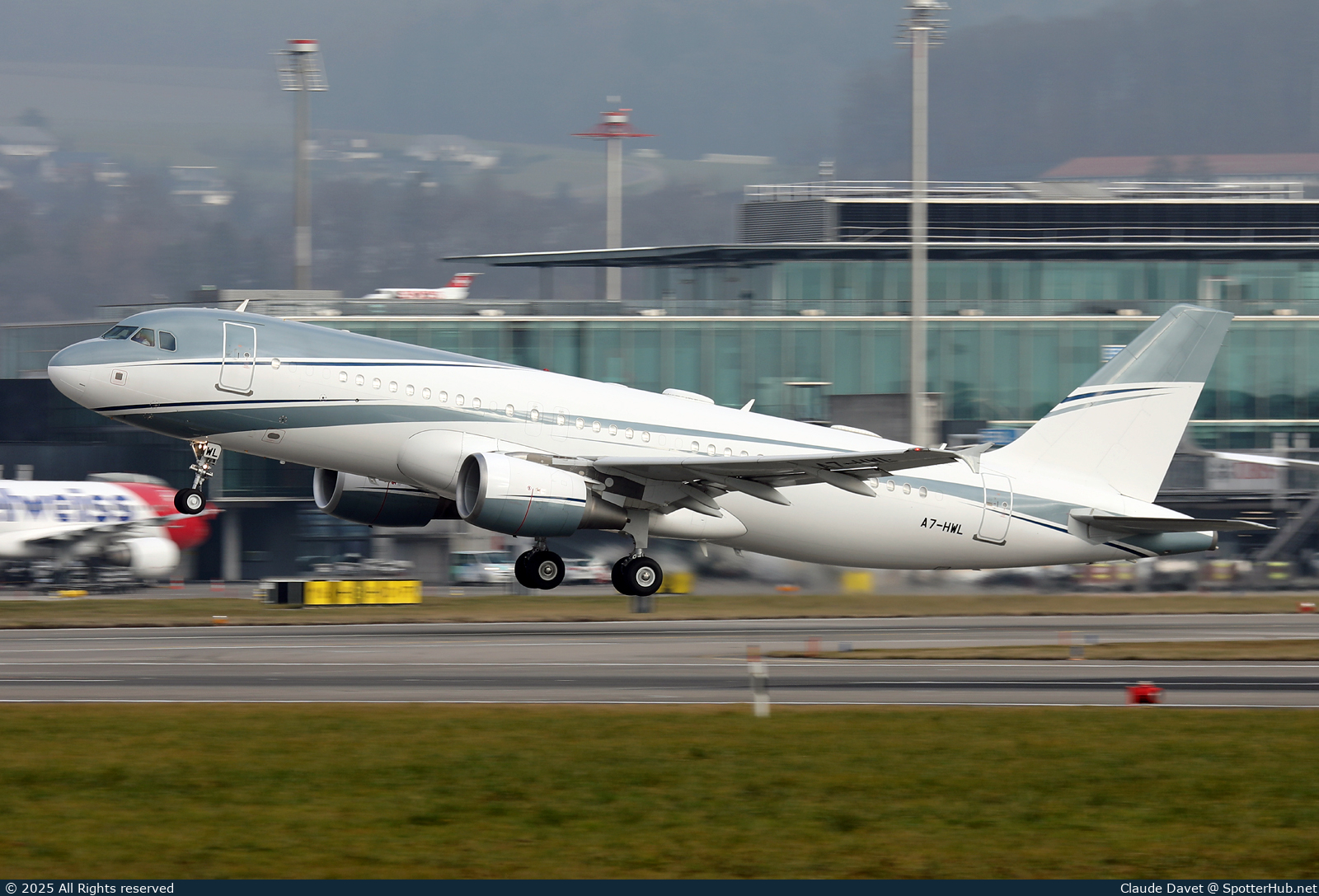 Photo of A7-HWL - Airbus A320-214 operated by Qatar Amiri Flight