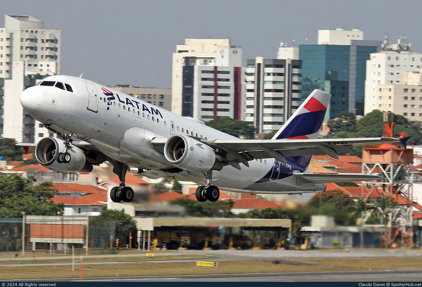Photo of PT-TPB - Airbus A319-112 operated by LATAM Airlines Brasil