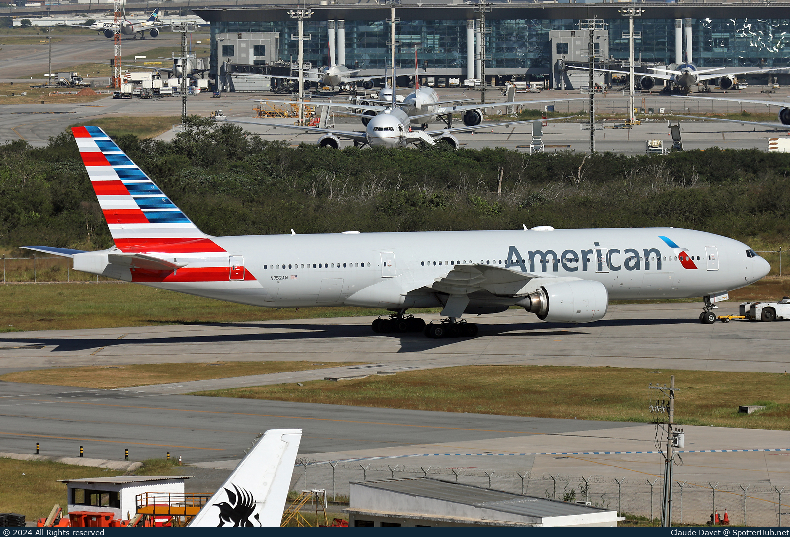 Photo of N752AN - Boeing 777-223(ER) operated by American Airlines