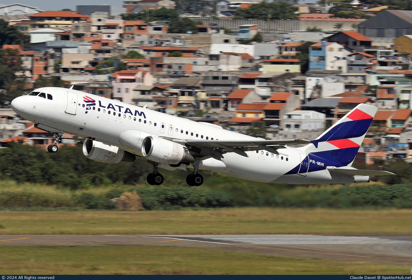 Photo of PR-MHI - Airbus A320-214 operated by LATAM Airlines Brasil