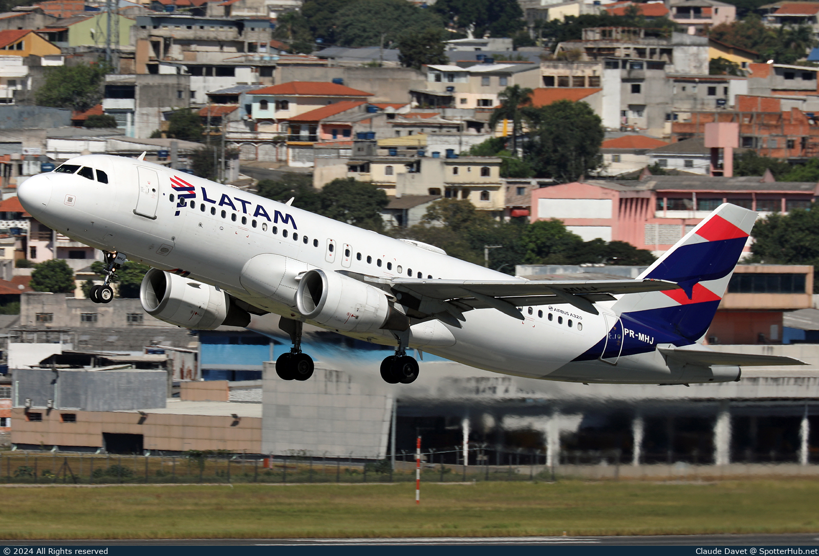 Photo of PR-MHJ - Airbus A320-214 operated by LATAM Airlines Brasil