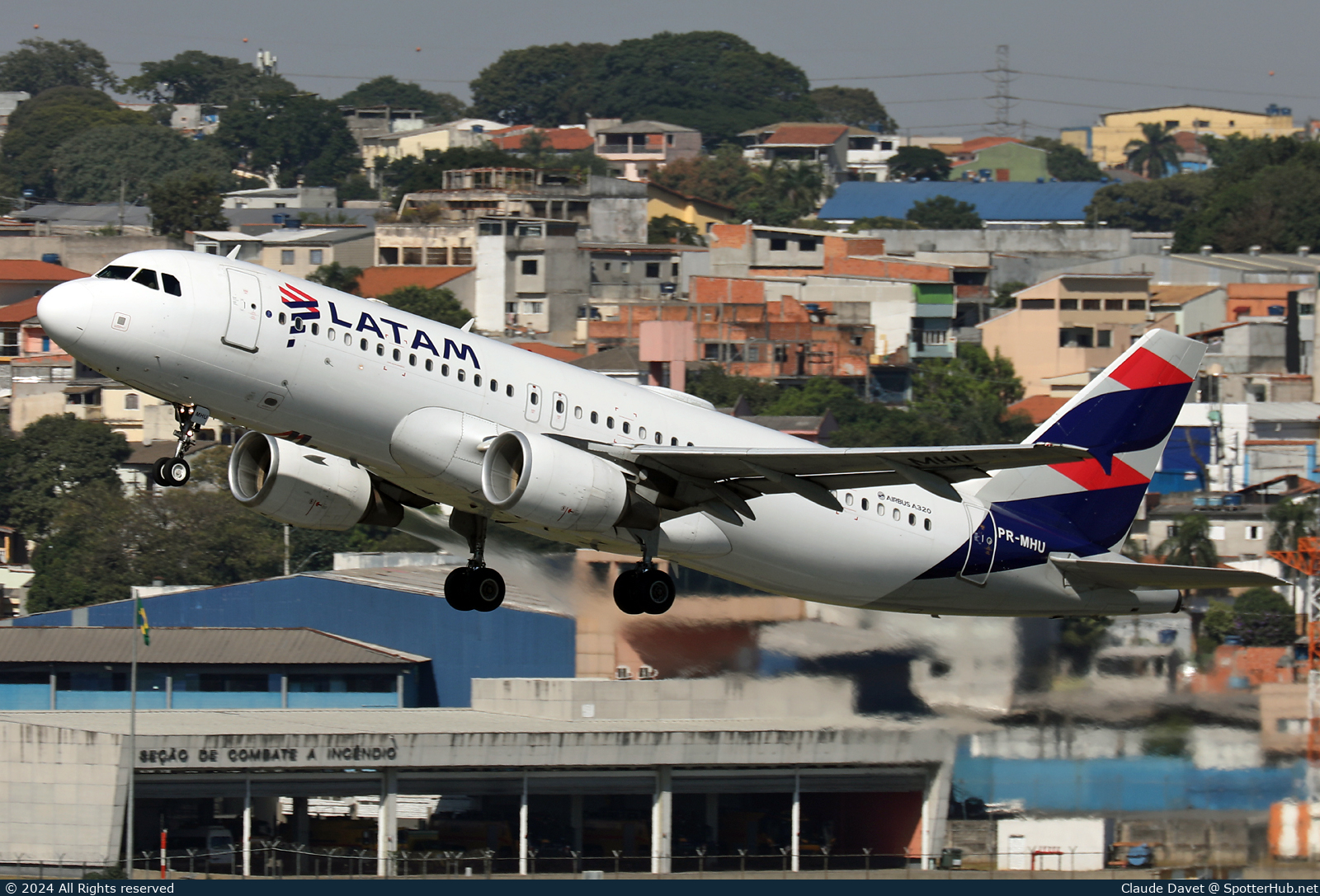 Photo of PR-MHU - Airbus A320-214 operated by LATAM Airlines Brasil