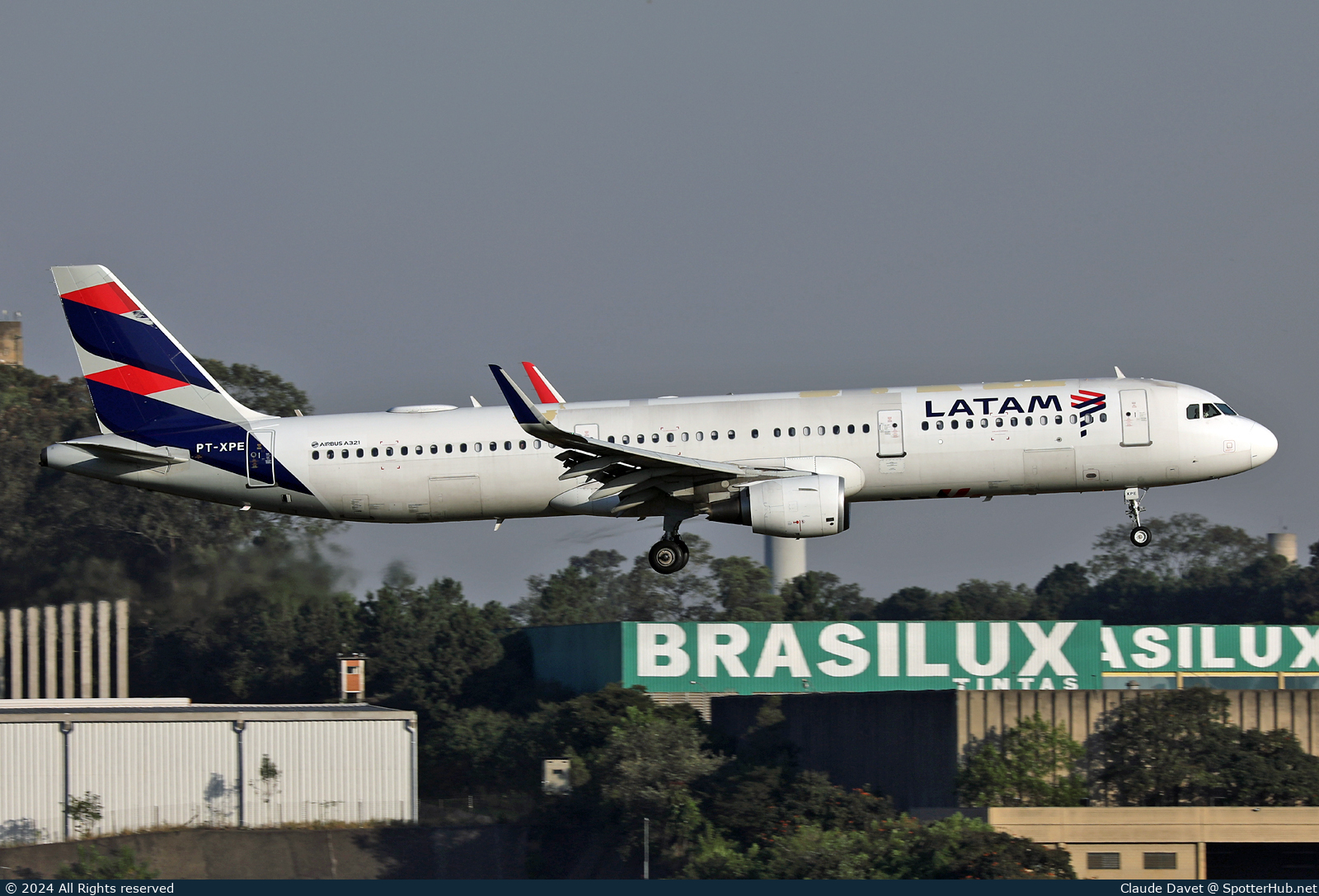 Photo of PT-XPE - Airbus A321-211 operated by LATAM Airlines Brasil