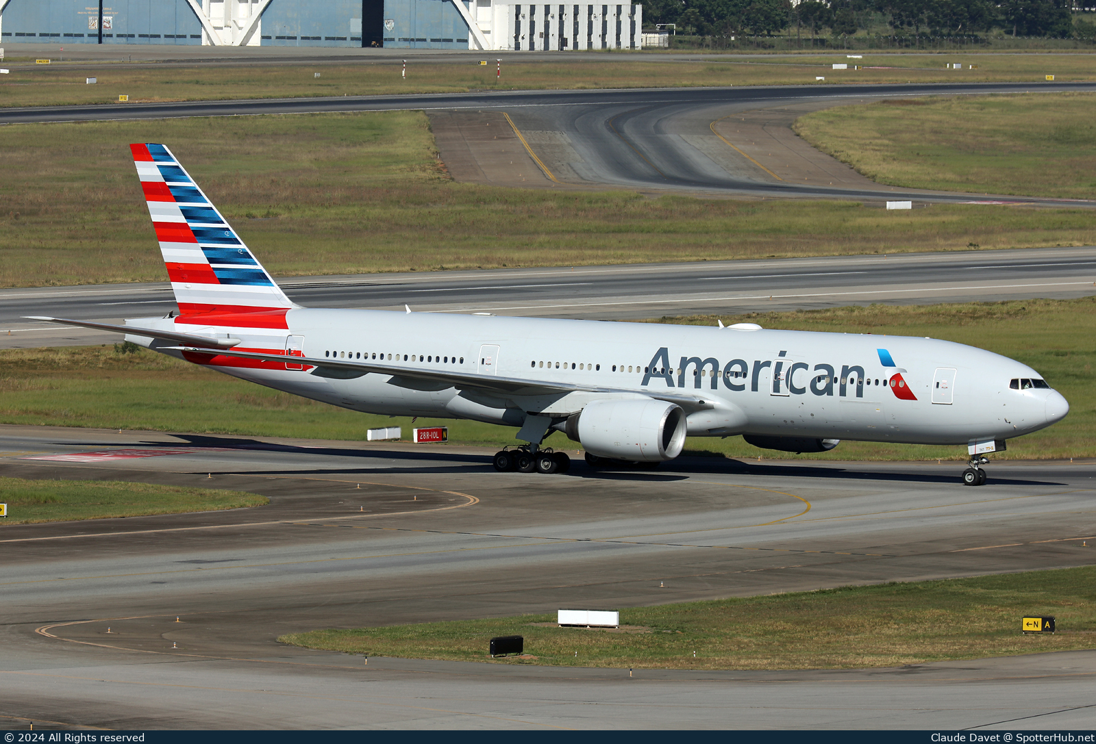 Photo of N786AN - Boeing 777-223(ER) operated by American Airlines
