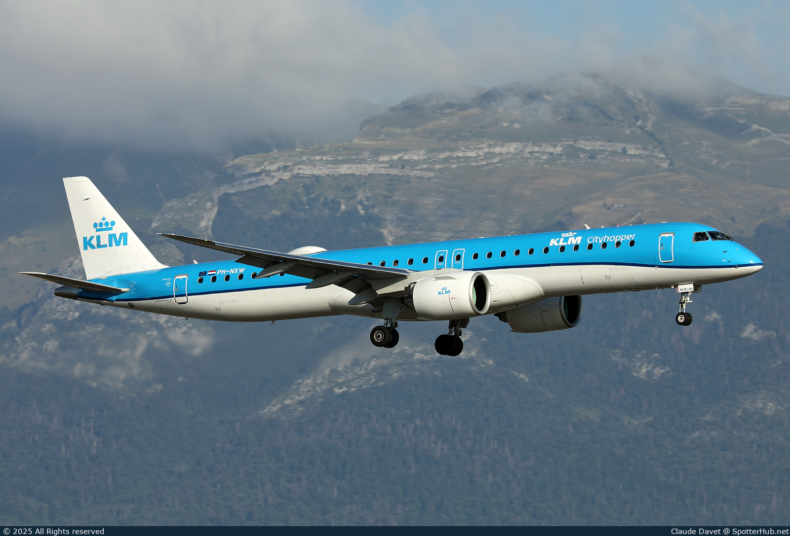 Photo of PH-NXW - Embraer ERJ-195-E2 operated by KLM Cityhopper