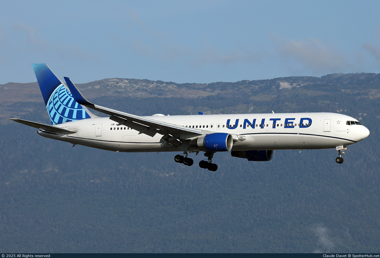 Photo of N659UA - Boeing 767-322(ER) operated by United Airlines