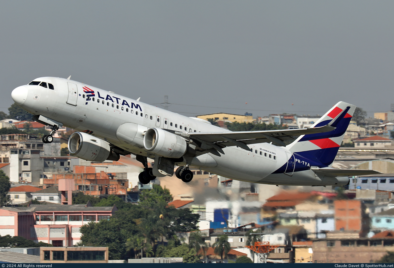 Photo of PR-TYA - Airbus A320-214 operated by LATAM Airlines Brasil