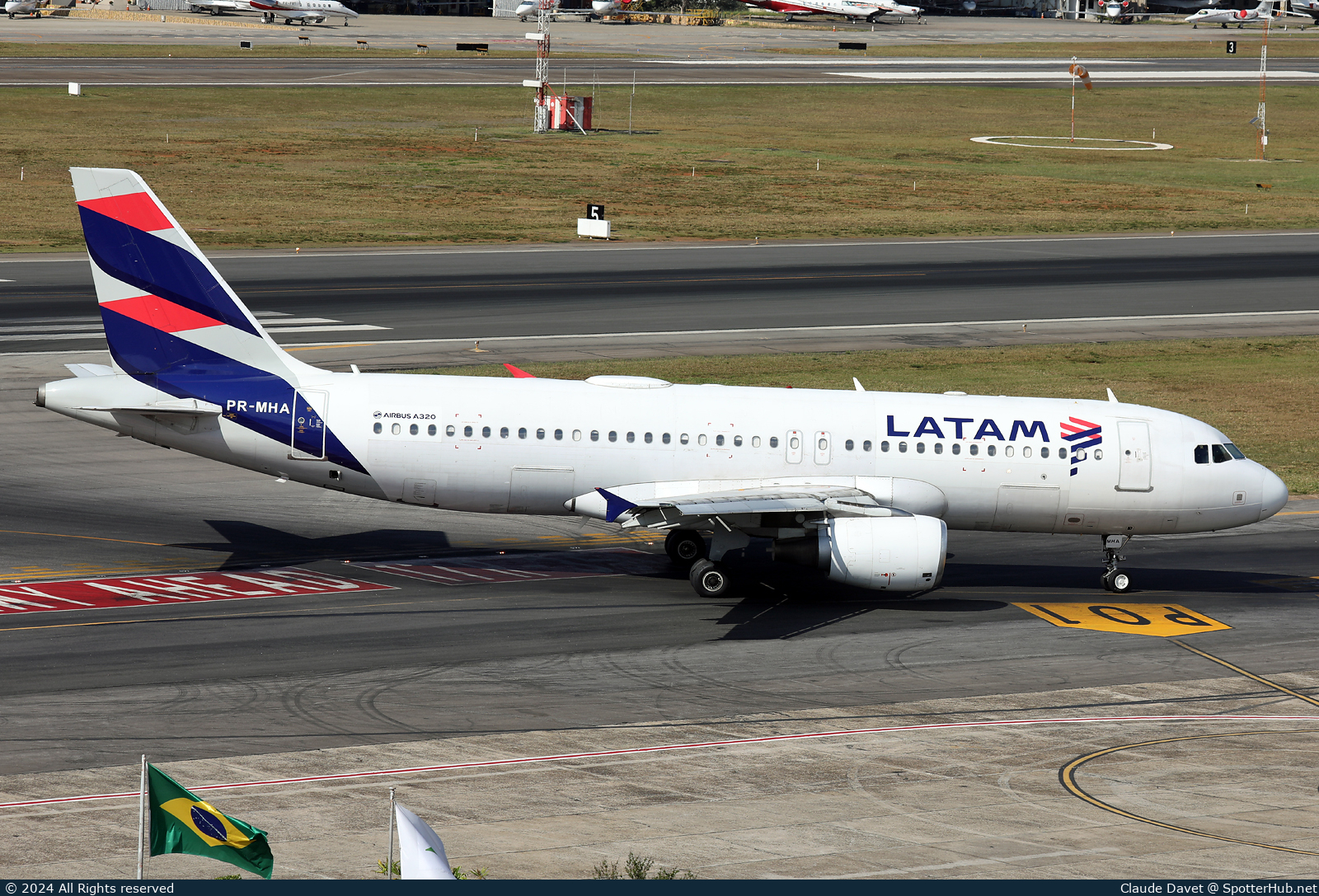 Photo of PR-MHA - Airbus A320-214 operated by LATAM Airlines Brasil