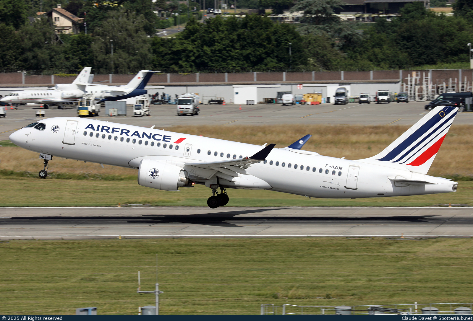 Photo of F-HZUK - Airbus A220-300 operated by Air France