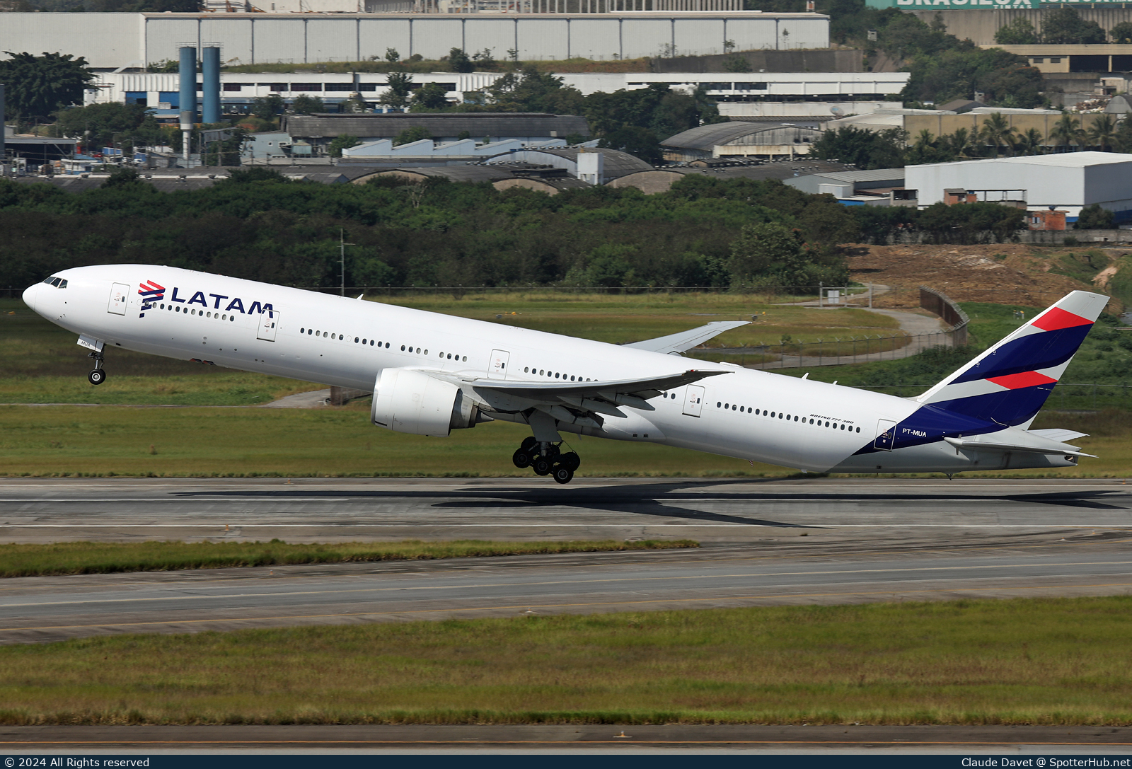 Photo of PT-MUA - Boeing 777-32W(ER) operated by LATAM Airlines Brasil