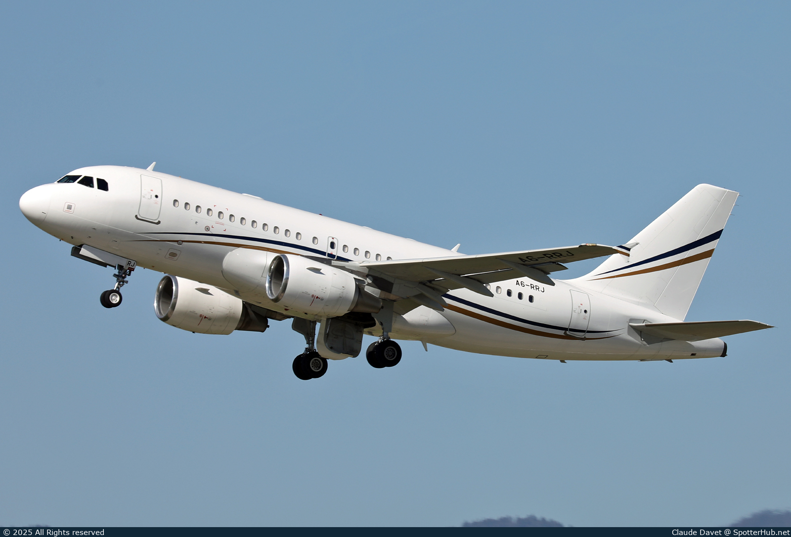 Photo of A6-RRJ - Airbus A319-115 operated by Rotana Jet Aviation