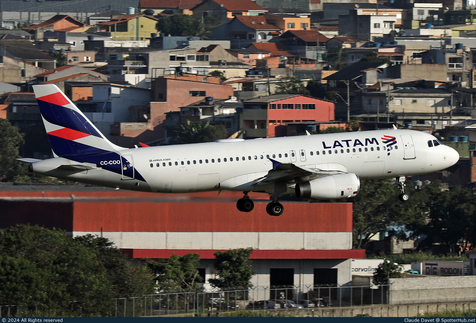 Photo of CC-COO - Airbus A320-233 operated by LATAM Airlines