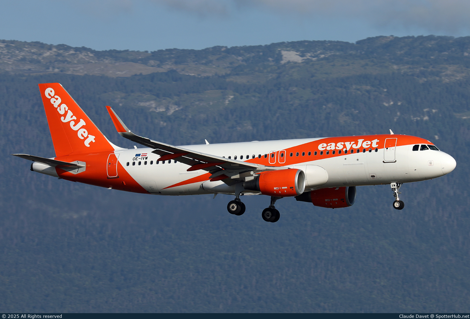 Photo of OE-IVW - Airbus A320-214 operated by easyJet Europe