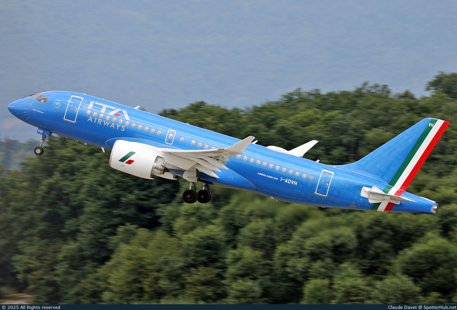 Photo of I-ADVH - Airbus A220-100 operated by ITA Airways