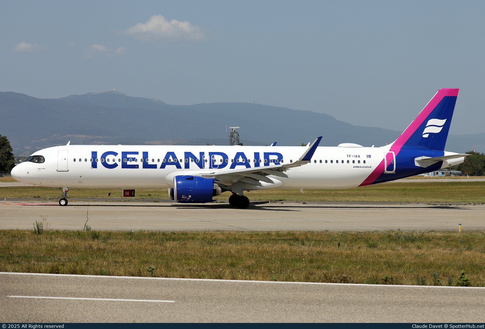 Photo of TF-IAA - Airbus A321-271NX operated by Icelandair