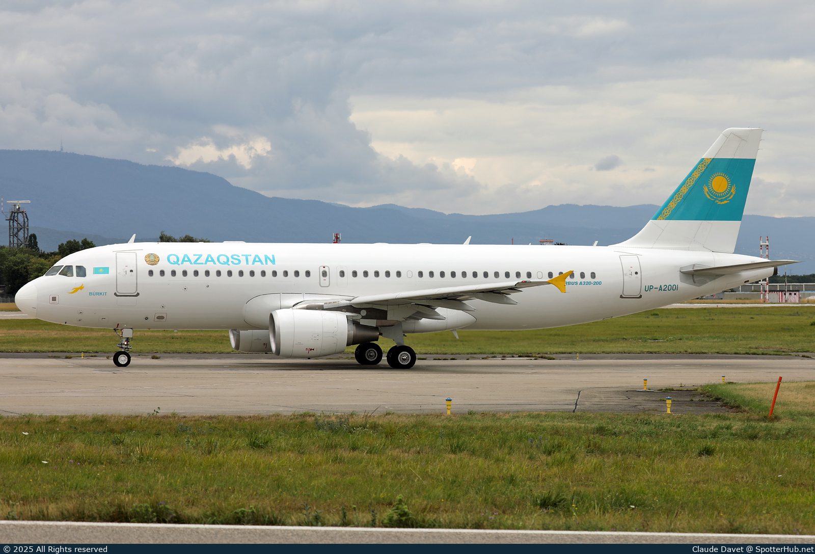 Photo of UP-A2001 - Airbus A320-214(CJ) Prestige operated by Government of Kazakhstan