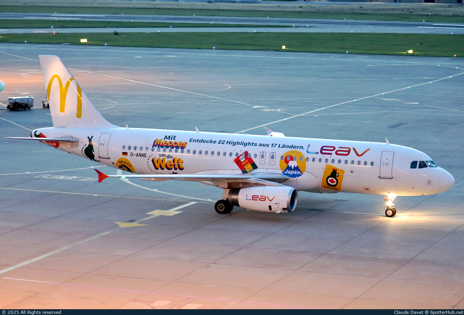 Photo of D-ANNE - Airbus A320-232 operated by LEAV Aviation