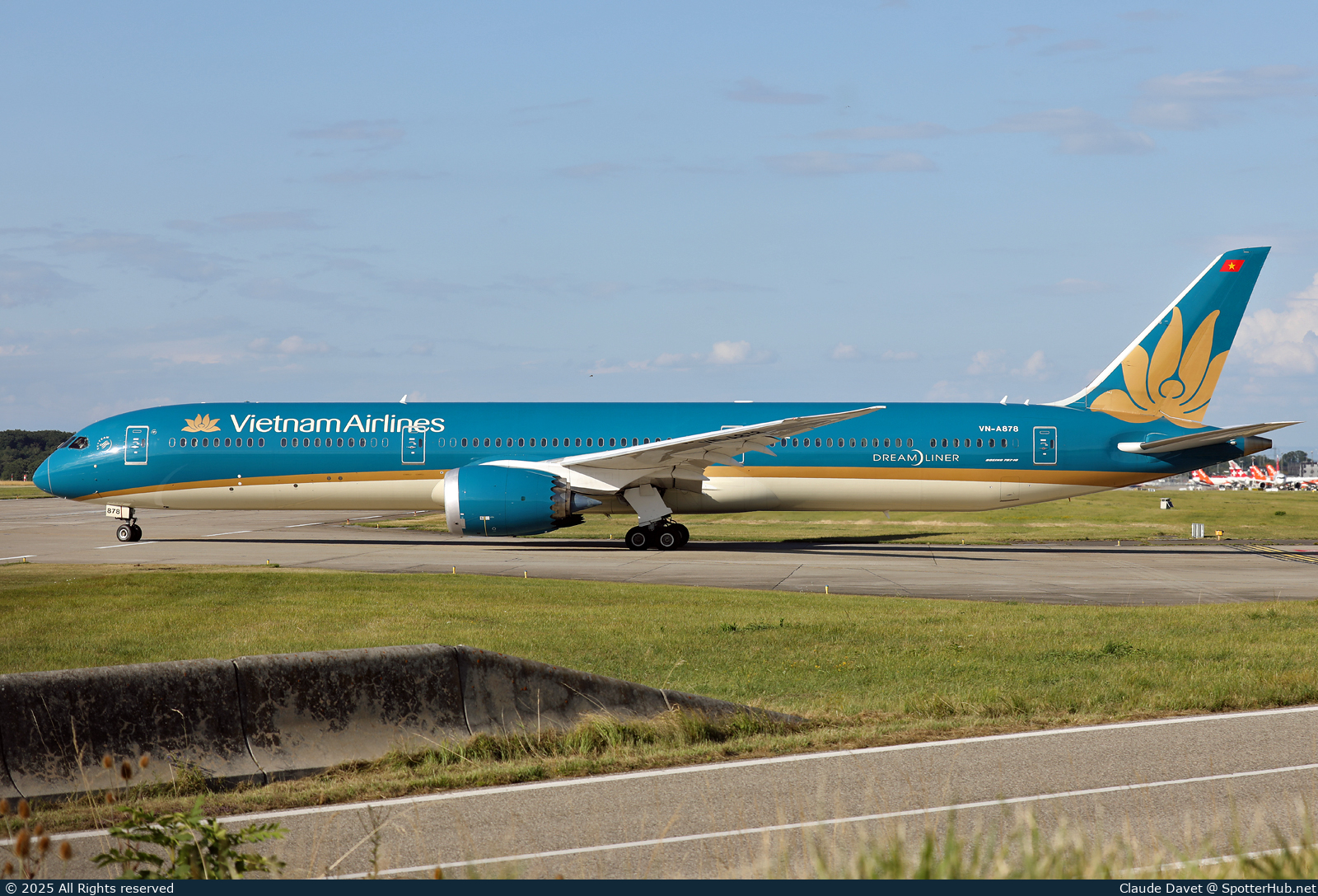 Photo of VN-A878 - Boeing 787-10 Dreamliner operated by Vietnam Airlines