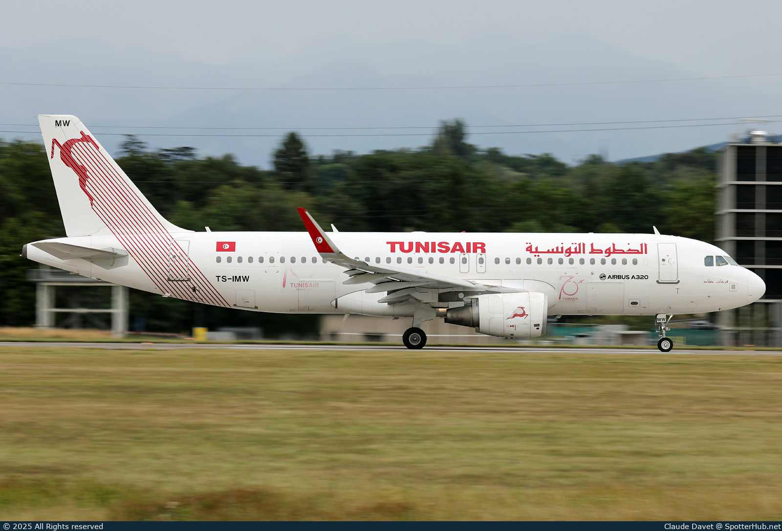 Photo of TS-IMW - Airbus A320-214 operated by Tunisair