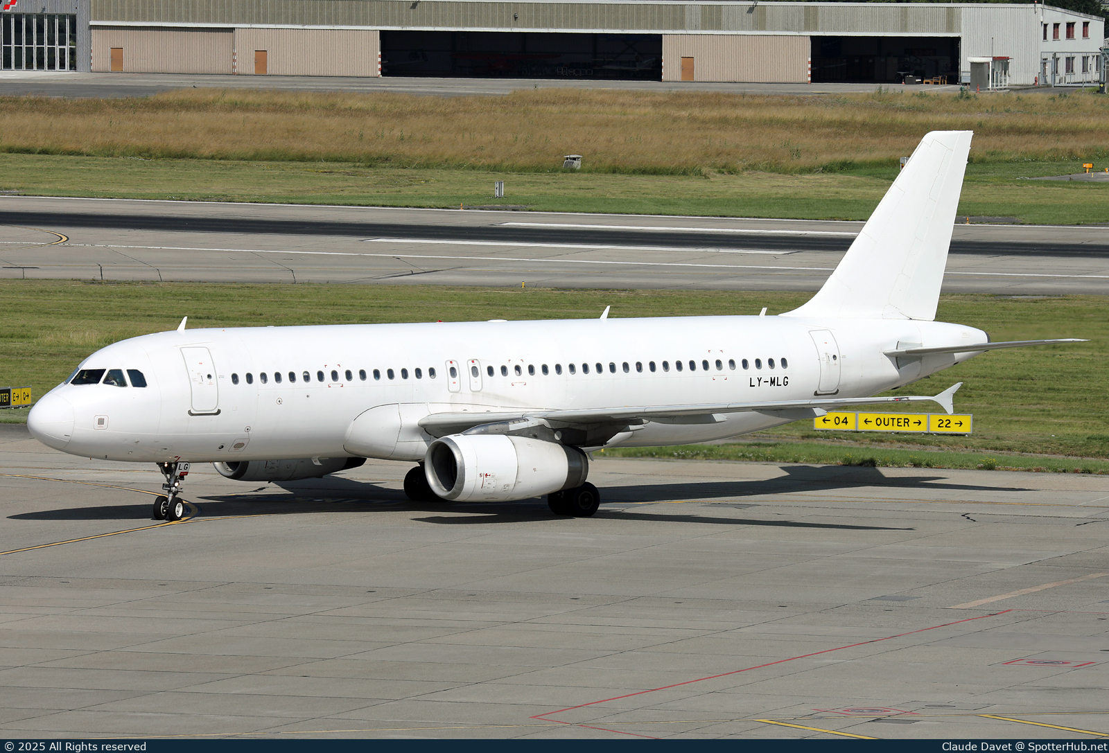 Photo of LY-MLG - Airbus A320-232 operated by Avion Express