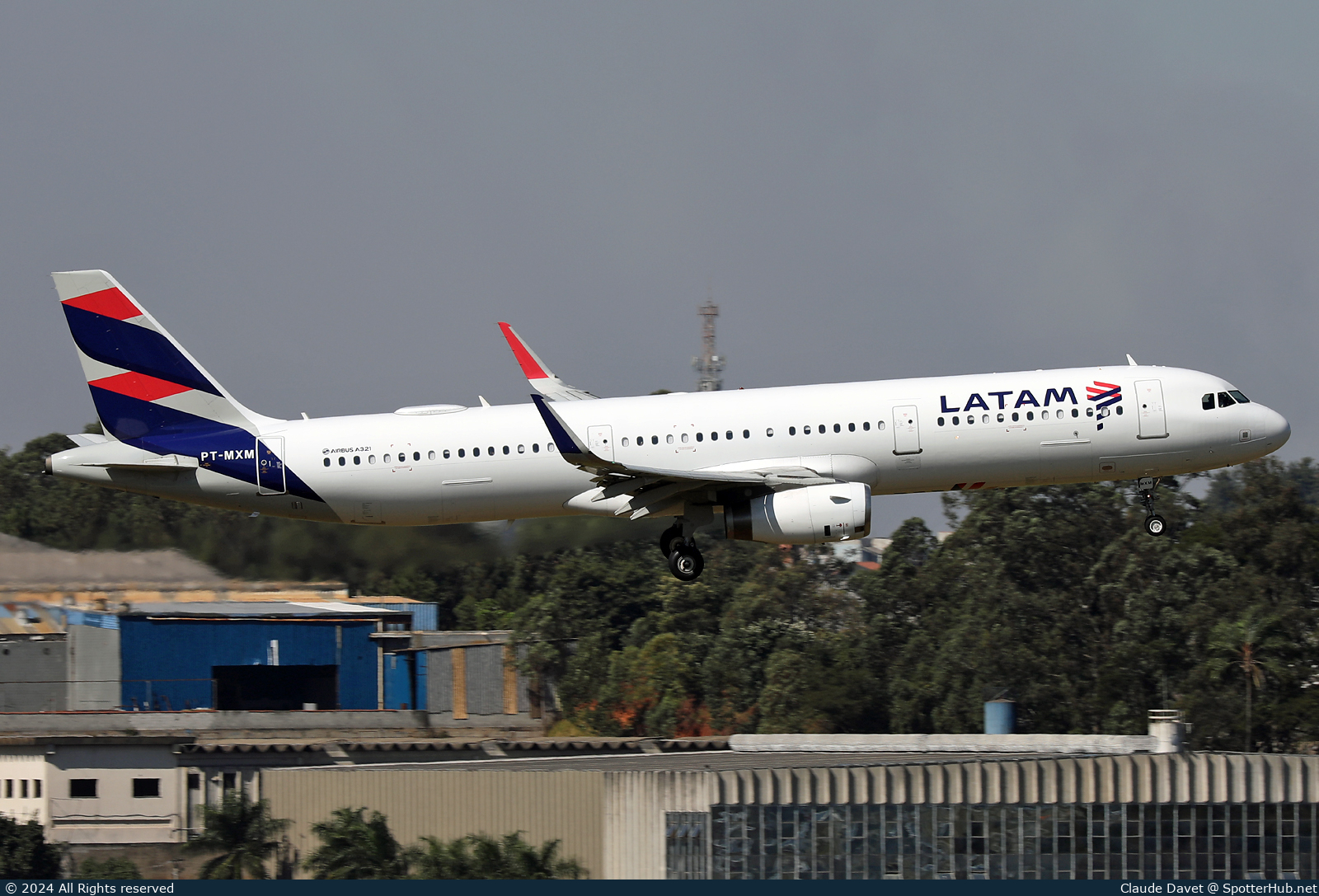Photo of PT-MXM - Airbus A321-231 operated by LATAM Airlines Brasil