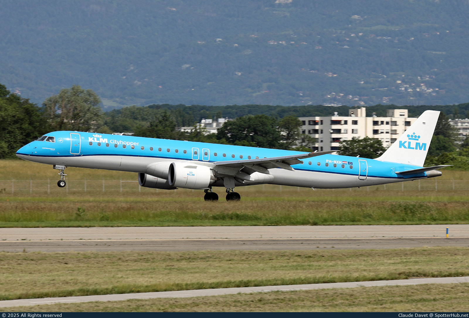 Photo of PH-NXH - Embraer ERJ-195-E2 operated by KLM Cityhopper