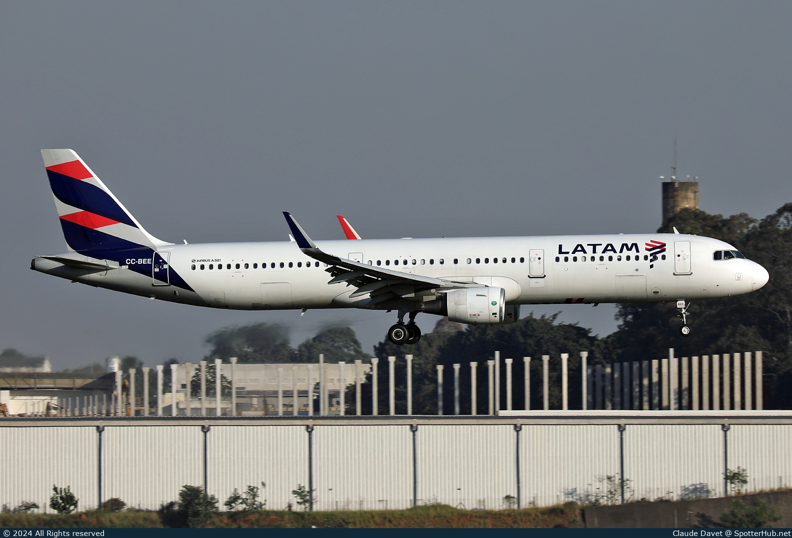Photo of CC-BEE - Airbus A321-211 operated by LATAM Airlines