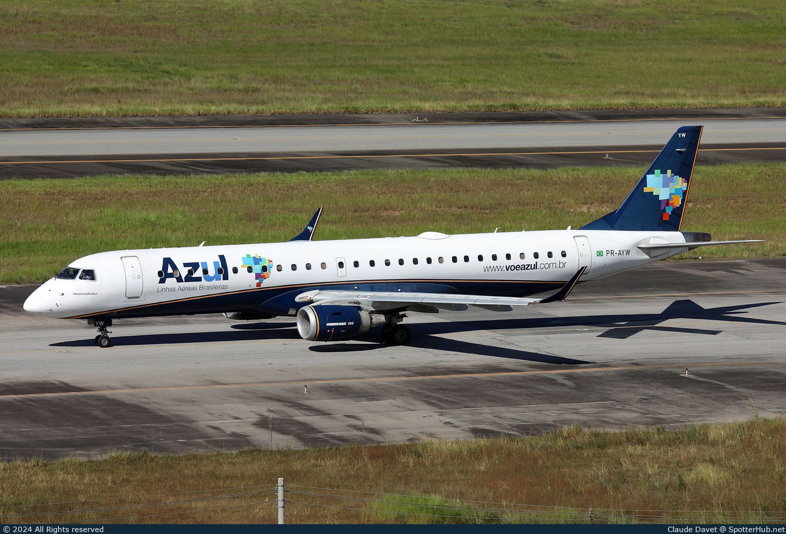 Photo of PR-AYW - Embraer ERJ-195LR operated by Azul