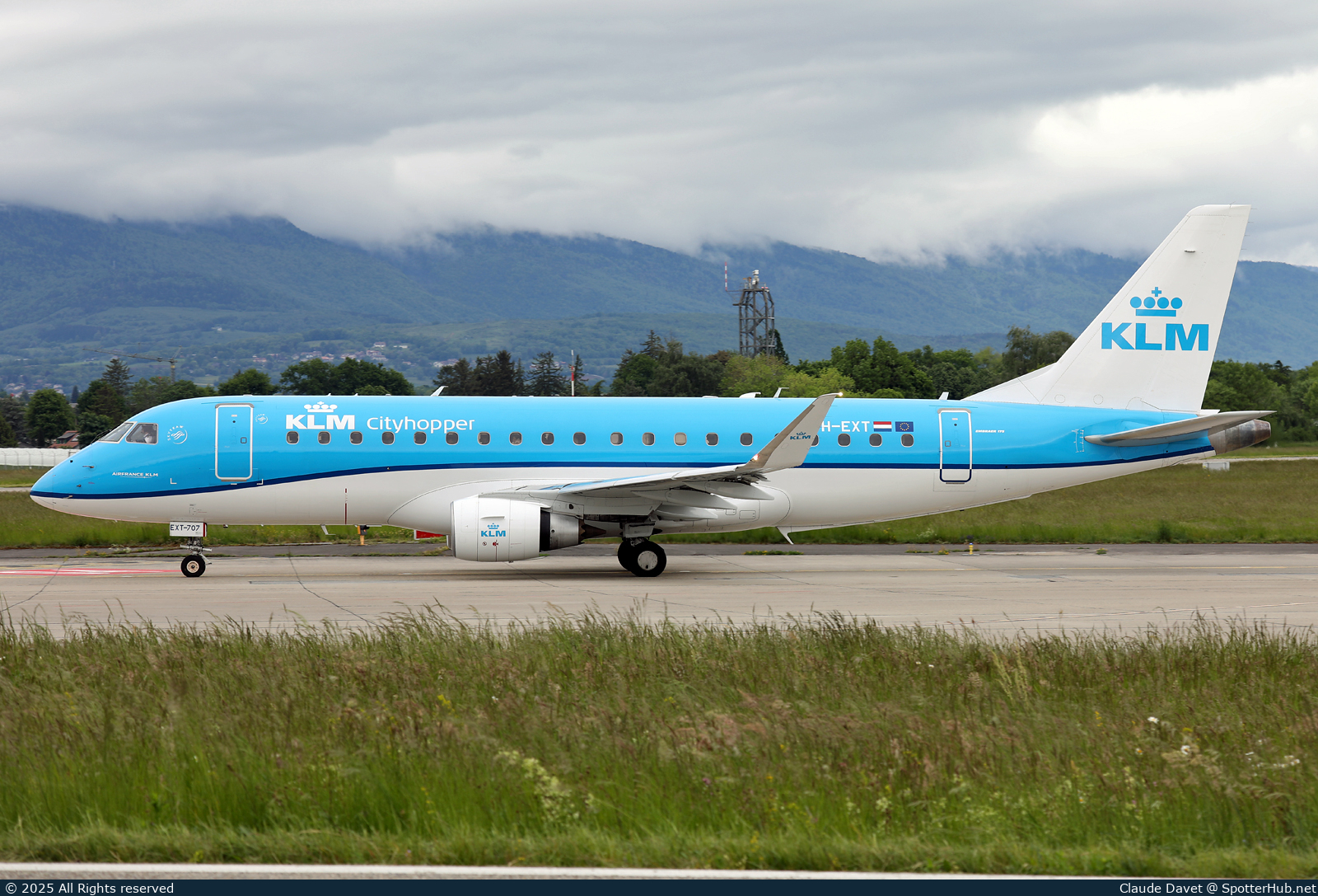 Photo of PH-EXT - Embraer ERJ-175STD operated by KLM Cityhopper