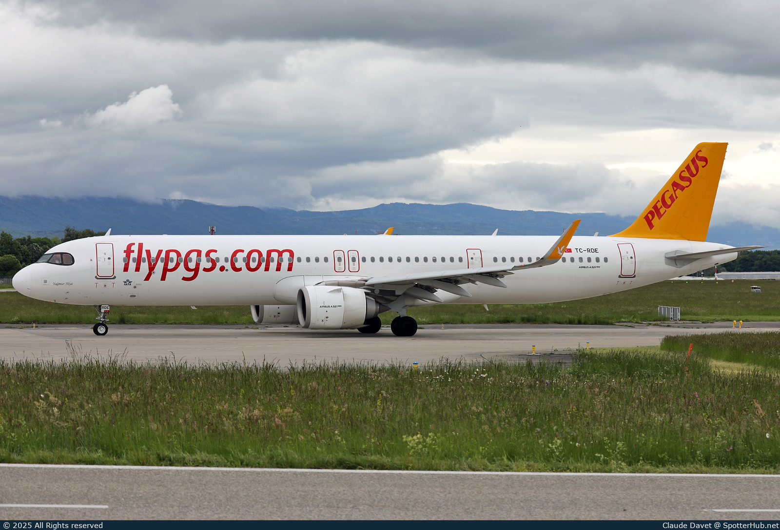 Photo of TC-RDE - Airbus A321-251NX operated by Pegasus Airlines