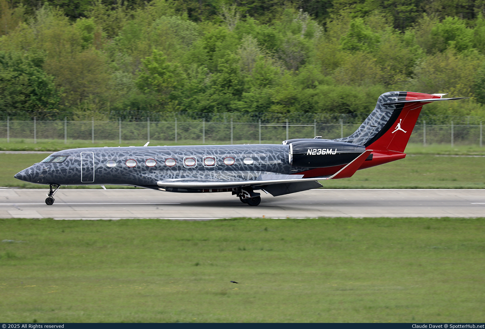 Photo of N236MJ - Gulfstream G650ER operated by Executive Jet Management