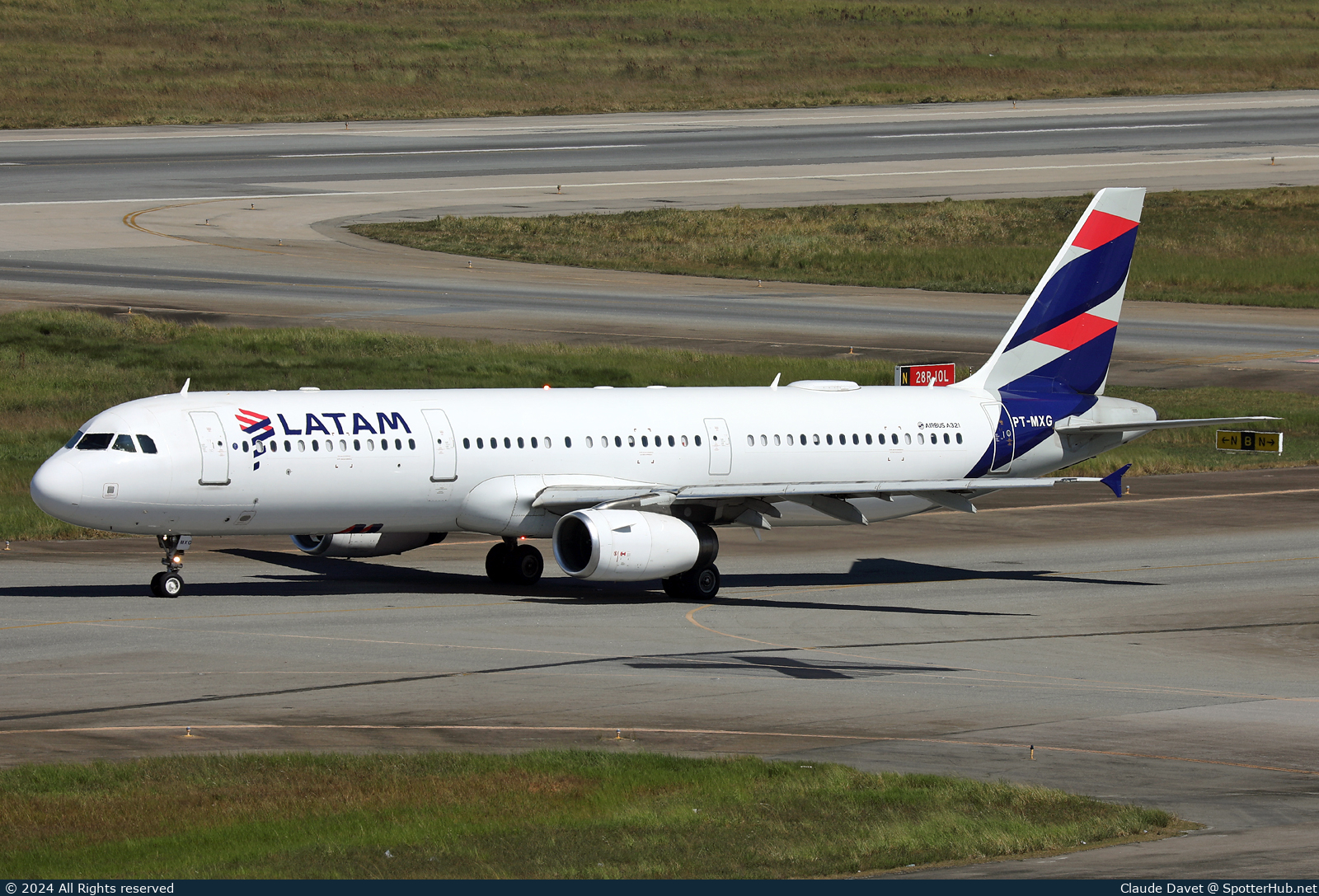 Photo of PT-MXG - Airbus A321-231 operated by LATAM Airlines Brasil