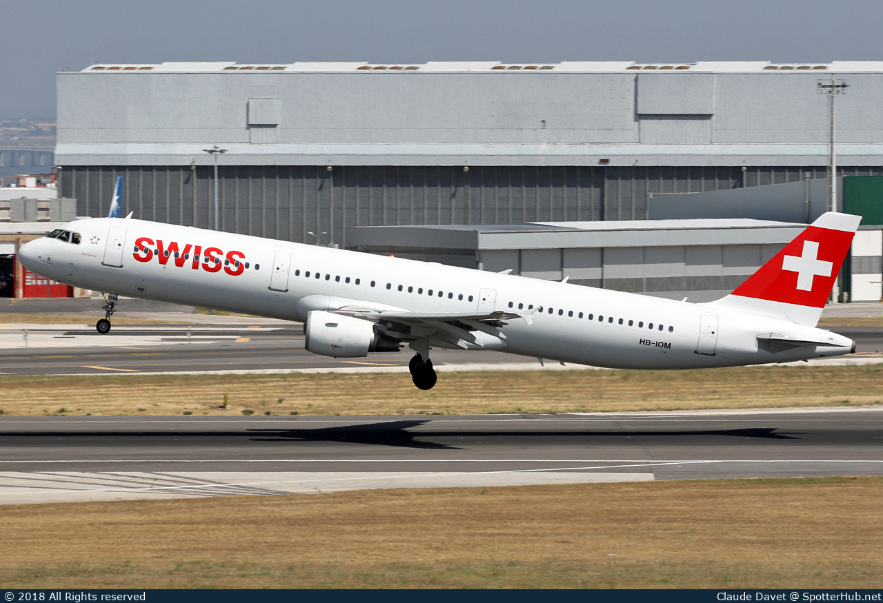 Photo of HB-IOM - Airbus A321-212 operated by Swiss International Air Lines
