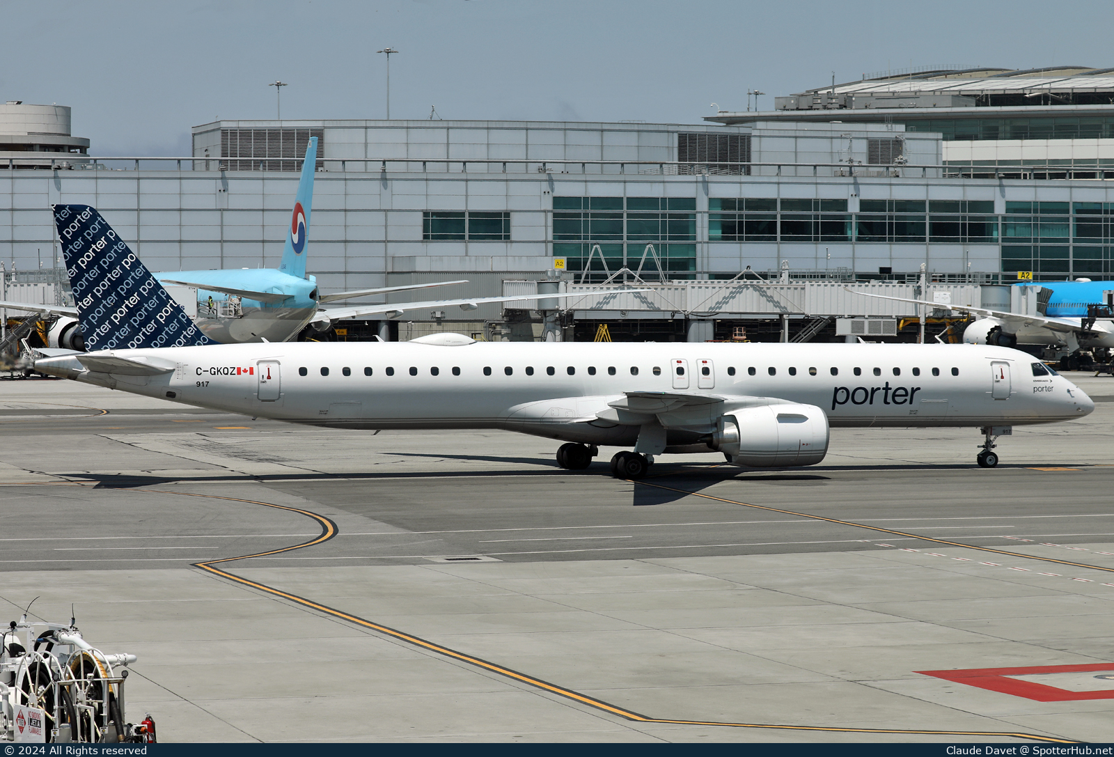 Photo of C-GKQZ - Embraer ERJ-195-E2 operated by Porter Airlines