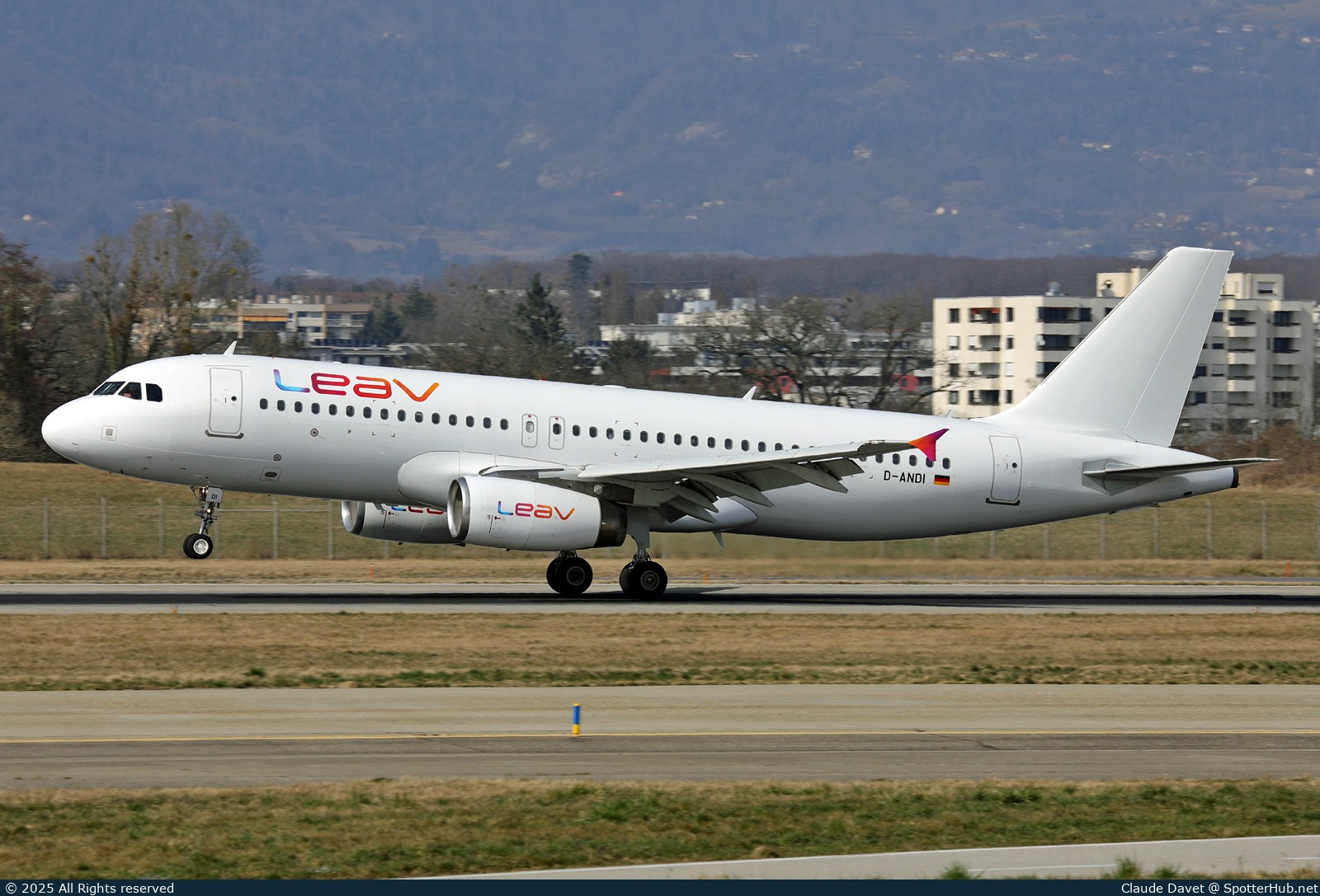 Photo of D-ANDI - Airbus A320-232 operated by LEAV Aviation