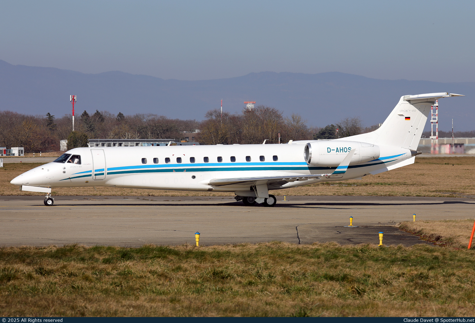 Photo of D-AHOS - Embraer Legacy 650 operated by VistaJet Germany