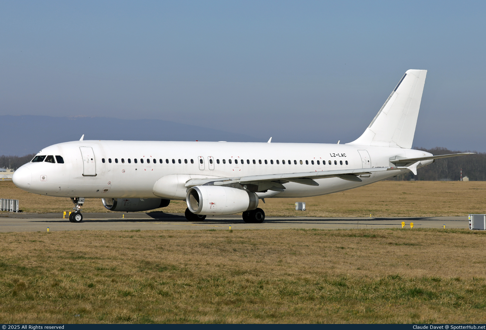 Photo of LZ-LAC - Airbus A320-231 operated by European Air Charter