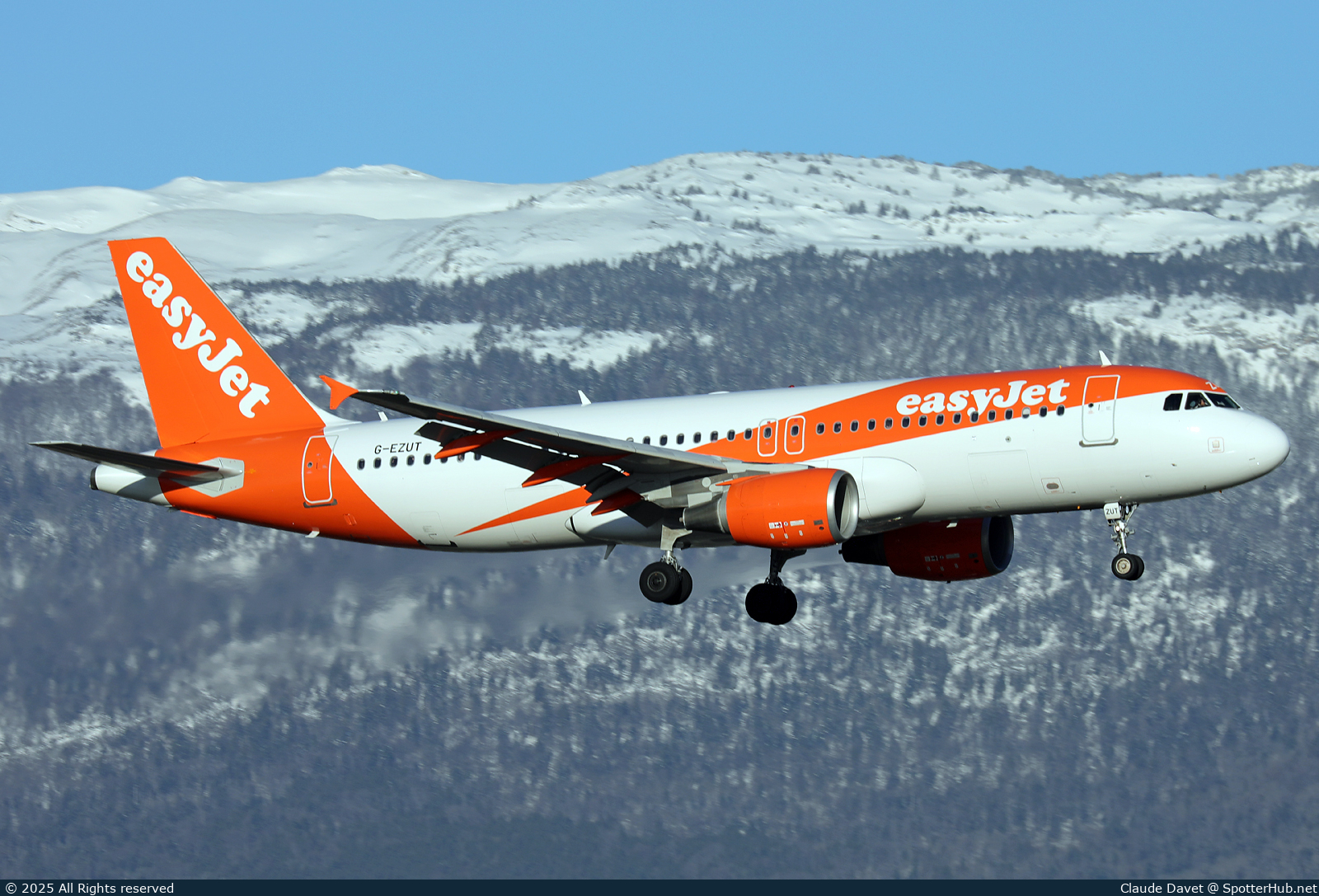 Photo of G-EZUT - Airbus A320-214 operated by easyJet