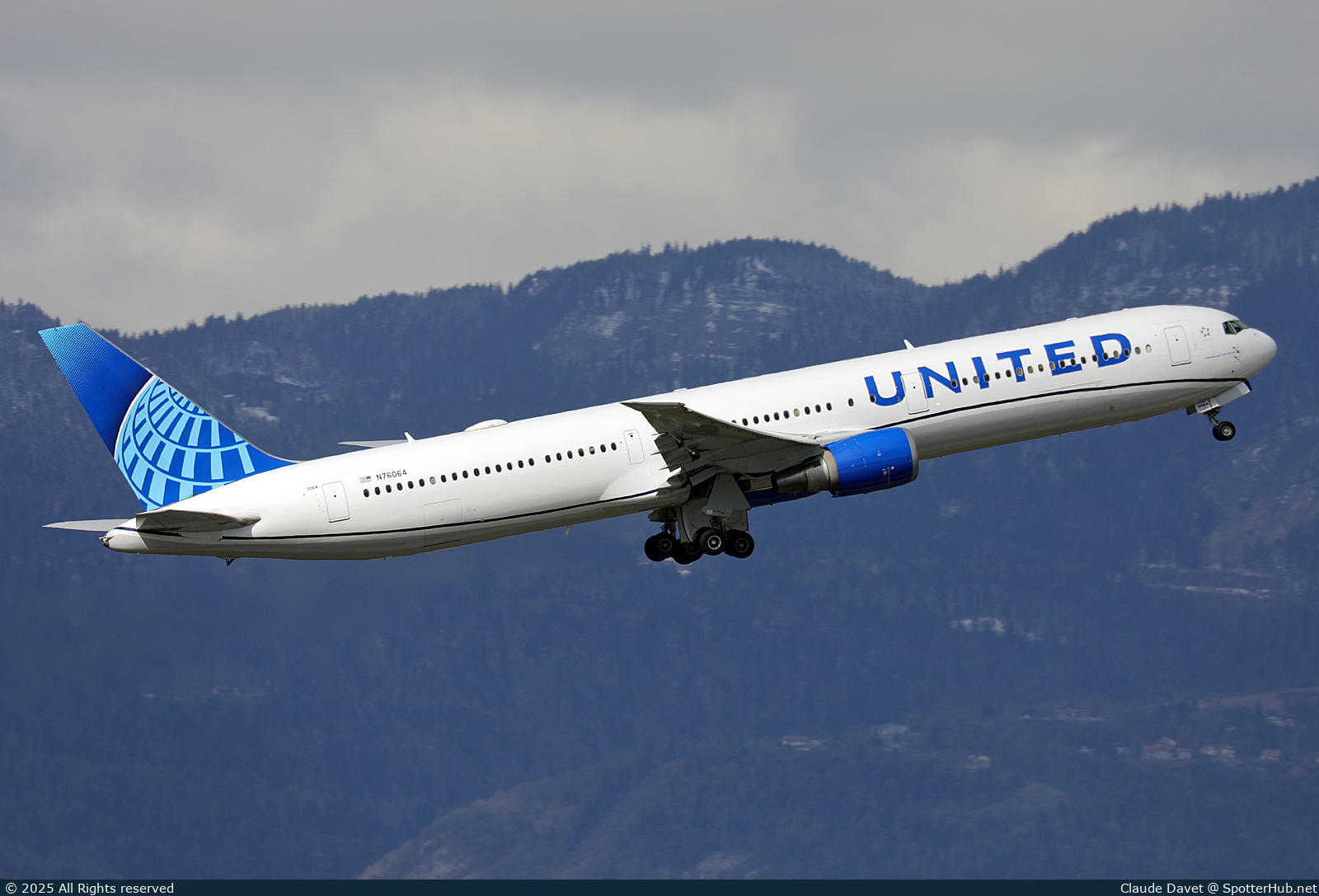 Photo of N76064 - Boeing 767-424(ER) operated by United Airlines