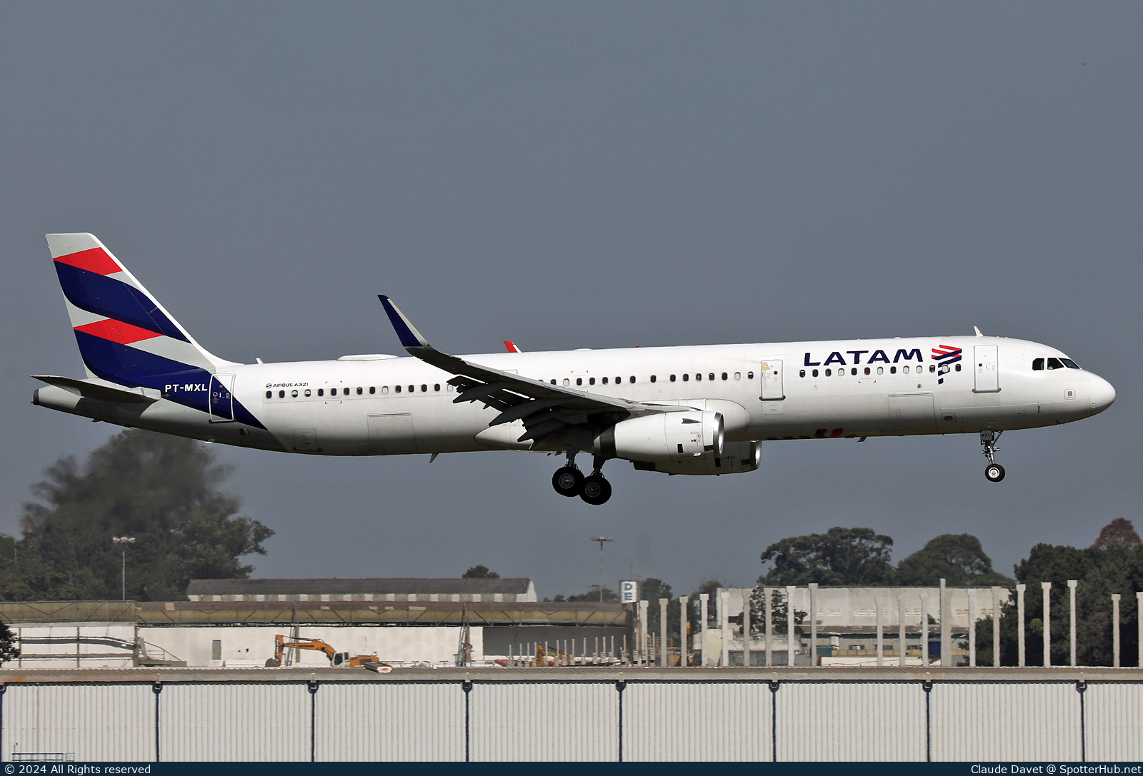Photo of PT-MXL - Airbus A321-231 operated by LATAM Airlines Brasil