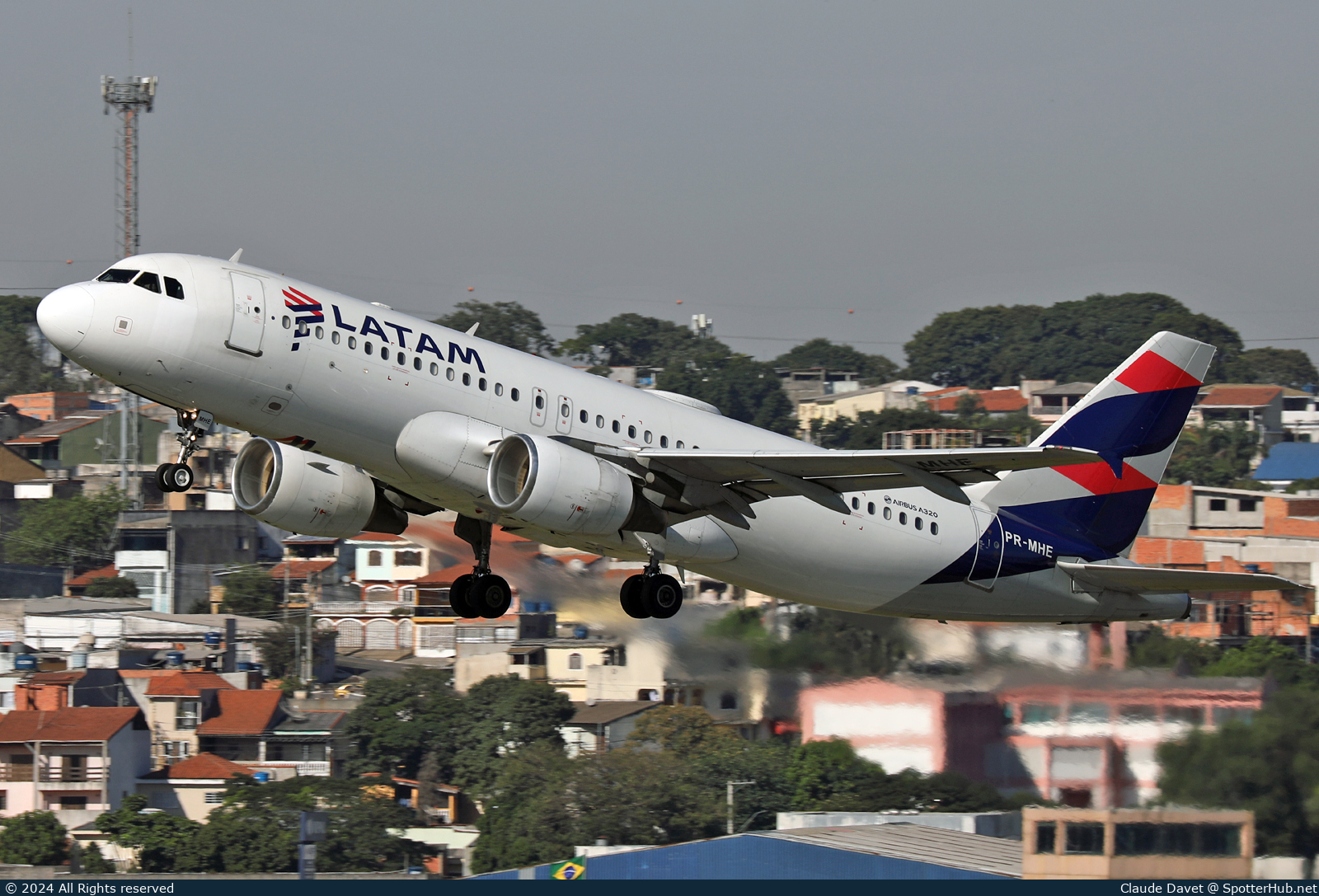 Photo of PR-MHE - Airbus A320-214 operated by LATAM Airlines Brasil