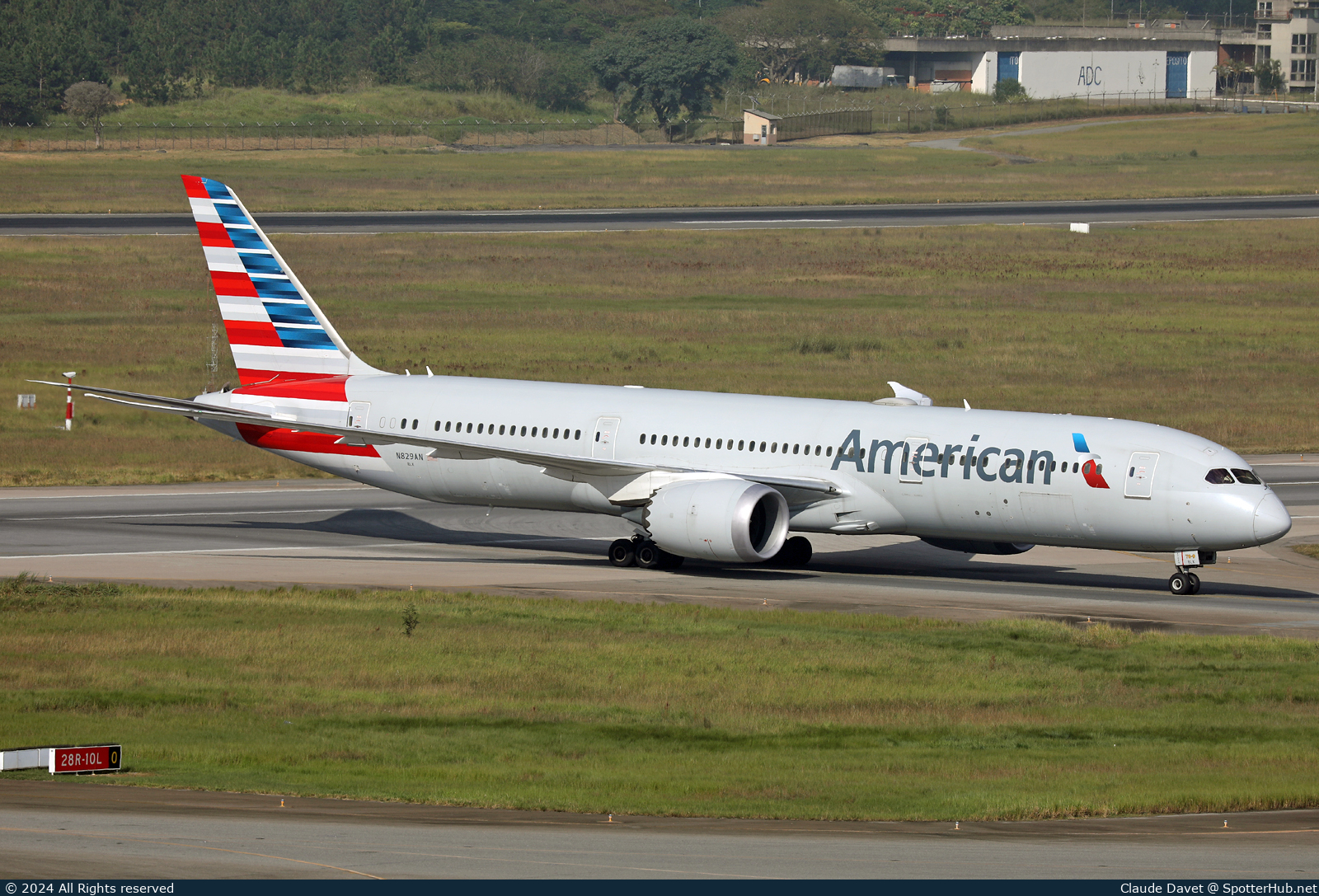 Photo of N829AN - Boeing 787-9 Dreamliner operated by American Airlines