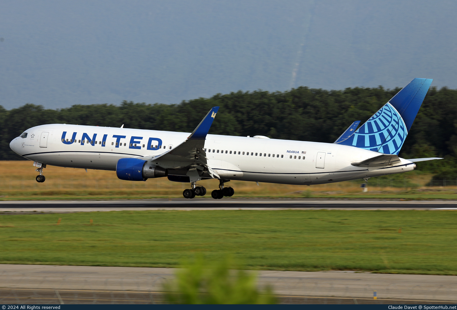 Photo of N648UA - Boeing 767-322(ER) operated by United Airlines