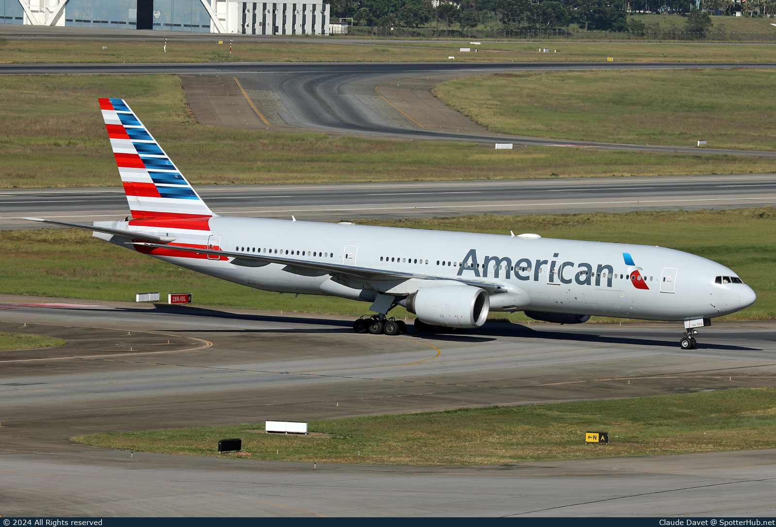 Photo of N798AN - Boeing 777-223(ER) operated by American Airlines