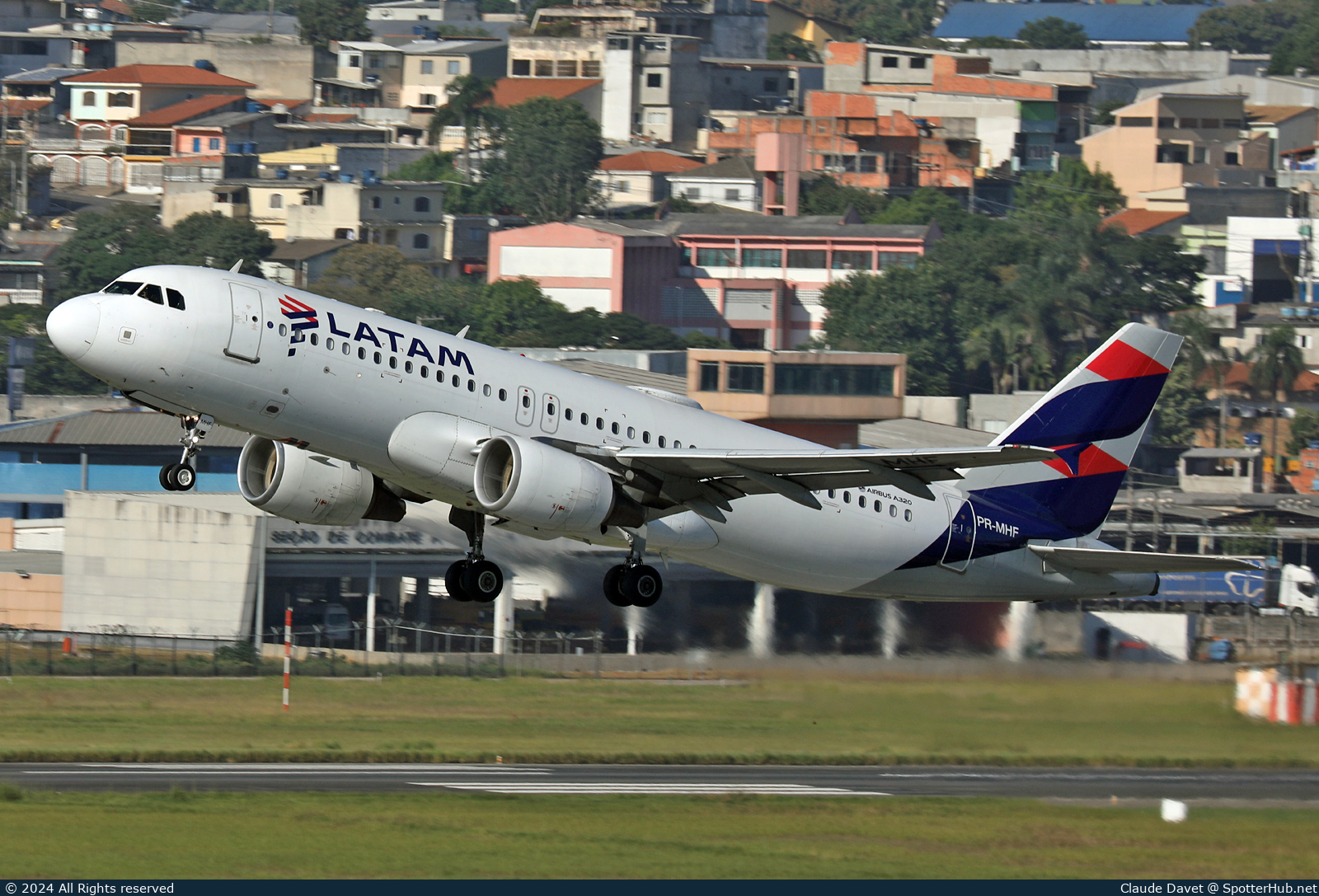 Photo of PR-MHF - Airbus A320-214 operated by LATAM Airlines Brasil
