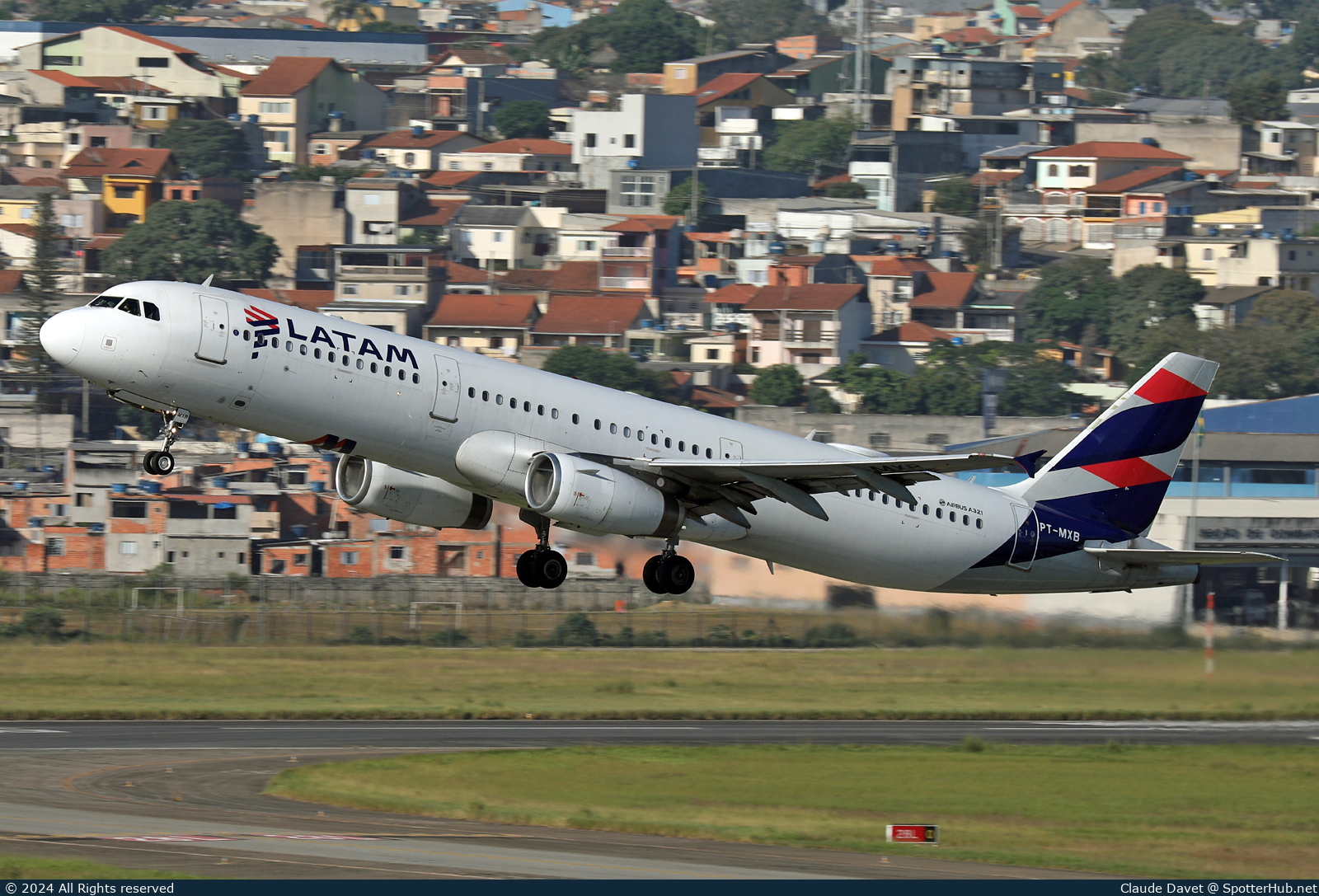 Photo of PT-MXB - Airbus A321-231 operated by LATAM Airlines Brasil