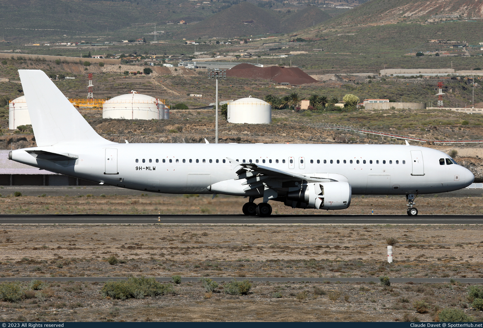 Photo of 9H-MLW - Airbus A320-214 operated by Avion Express Malta