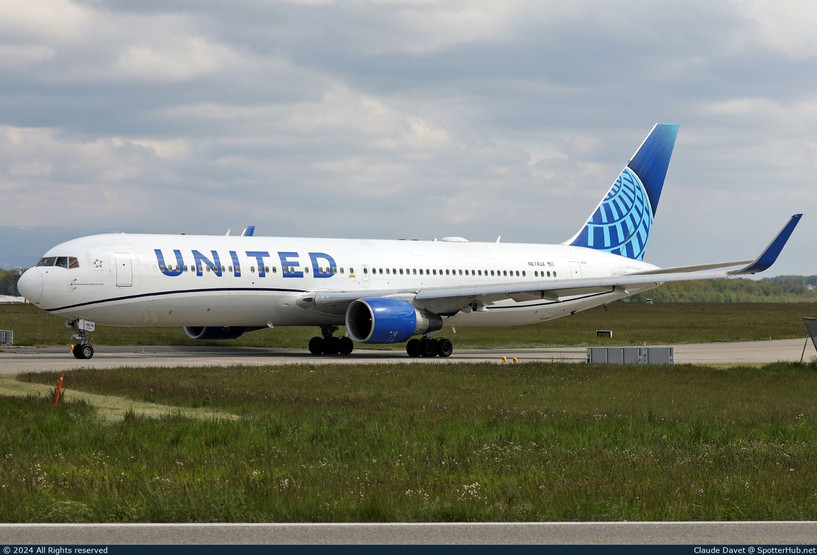 Photo of N674UA - Boeing 767-322(ER) operated by United Airlines