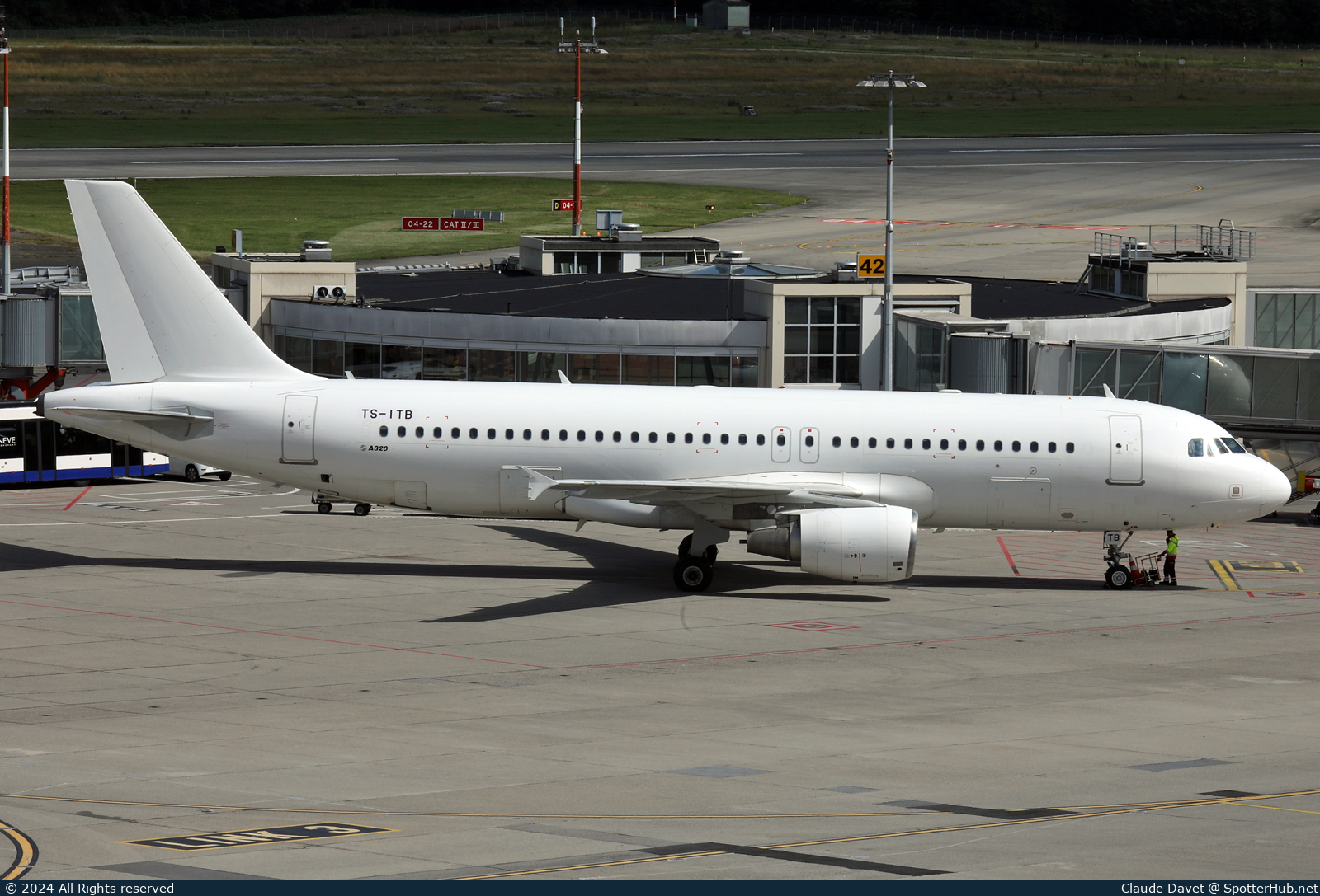 Photo of TS-ITB - Airbus A320-214 operated by Tunisair