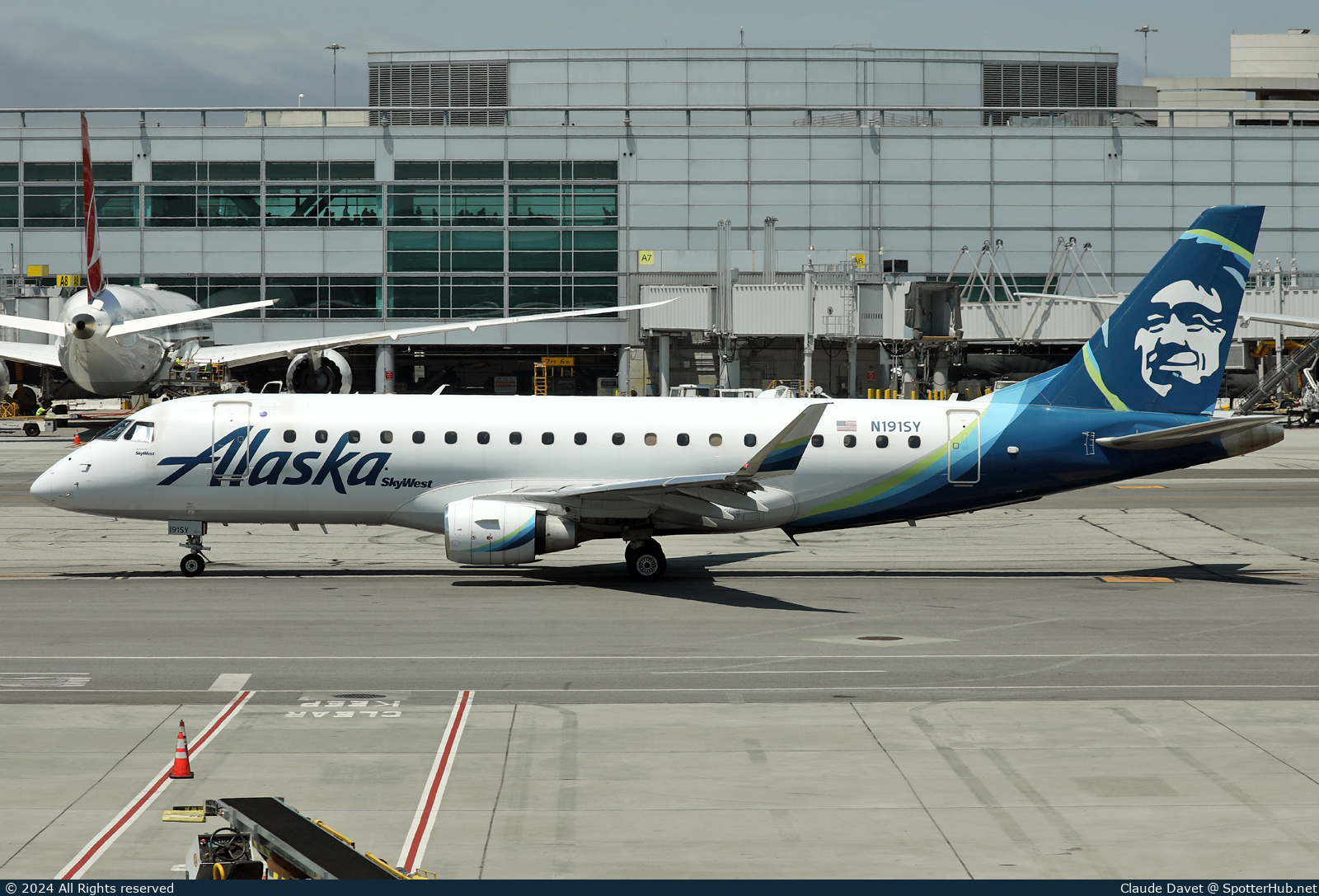 Photo of N191SY - Embraer ERJ-175LR operated by Alaska Airlines (opb Skywest Airlines)